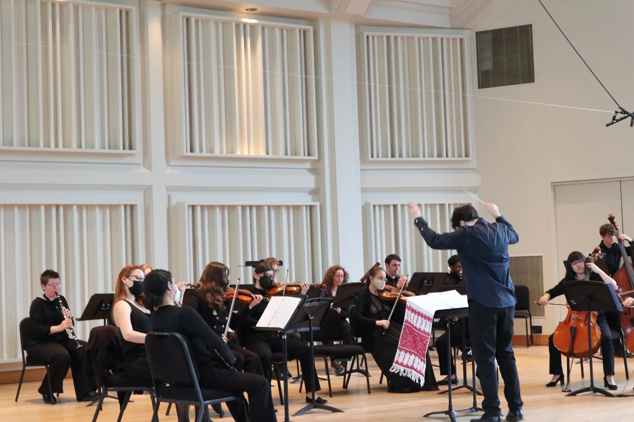 Leonard Gurevich on stage conducting