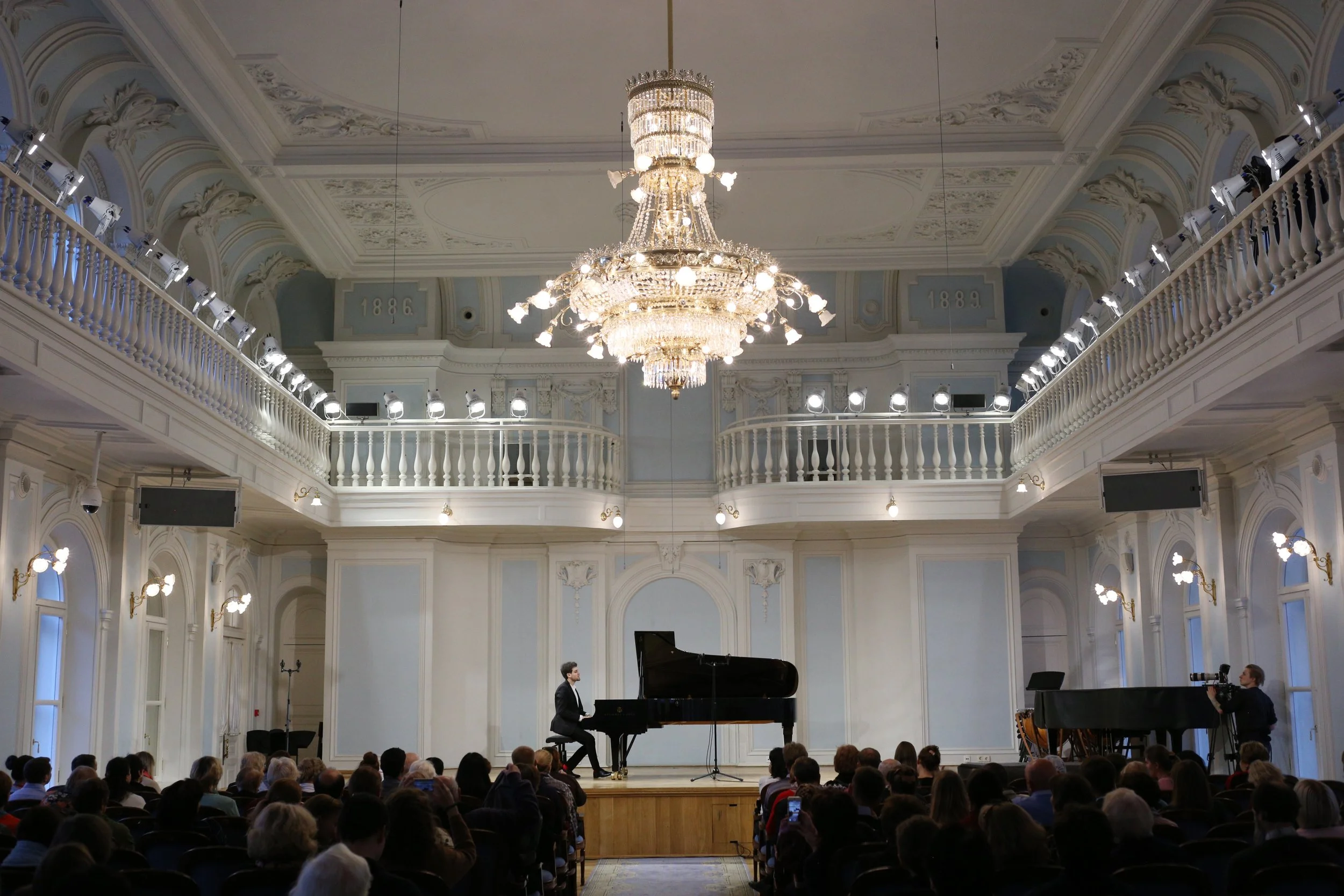 Leonard Gurevich performing